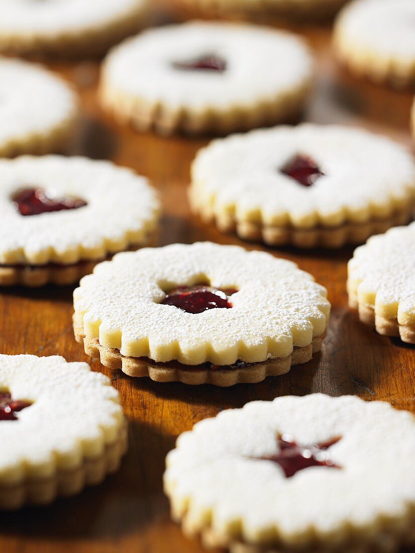 Shortbread biscuits with raspberry jam