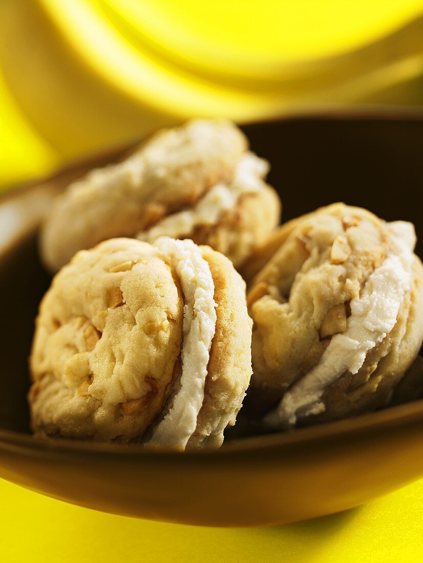 Nussplätzchen mit Bananencreme