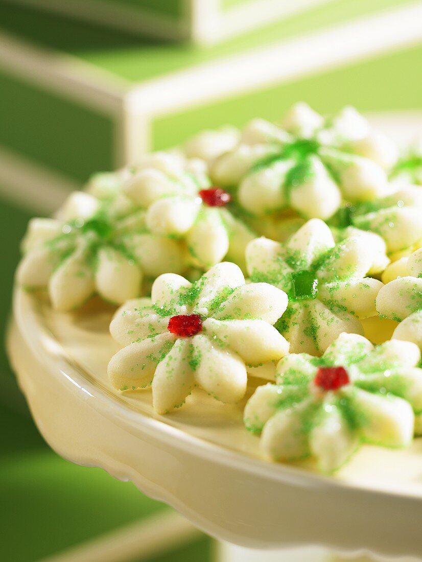 Shortbread-Blumen mit grünem Zucker