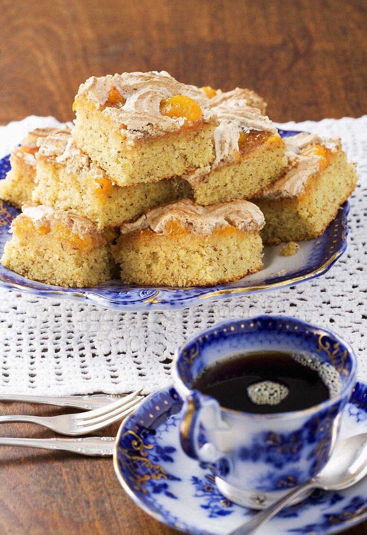 Almond-semolina cake with mandarins and a meringue topping