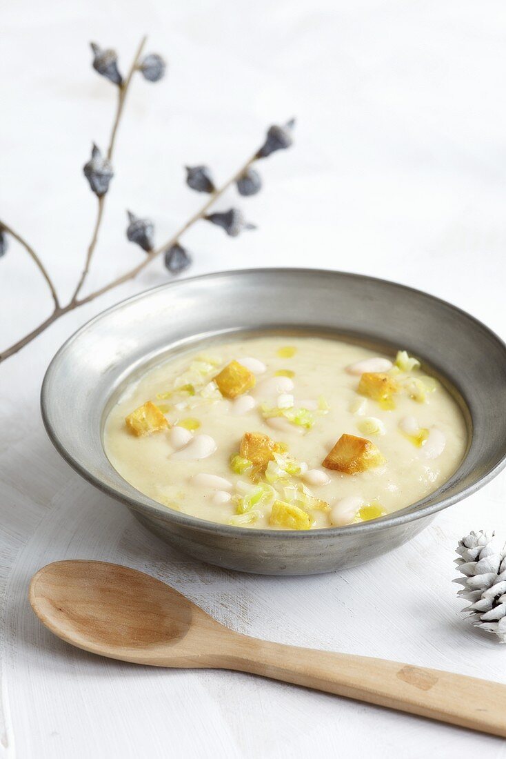 weiße-Bohnen-Suppe mit Croûtons