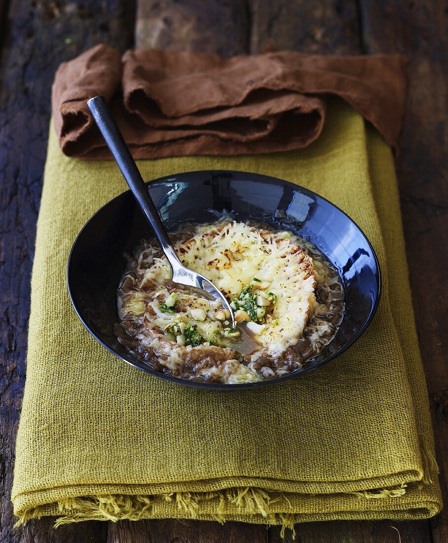 Zwiebelsuppe mit Käse