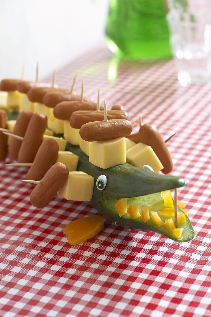 Krokodil aus Gurke, Käse- & Würstchenspiessen für Kinderparty