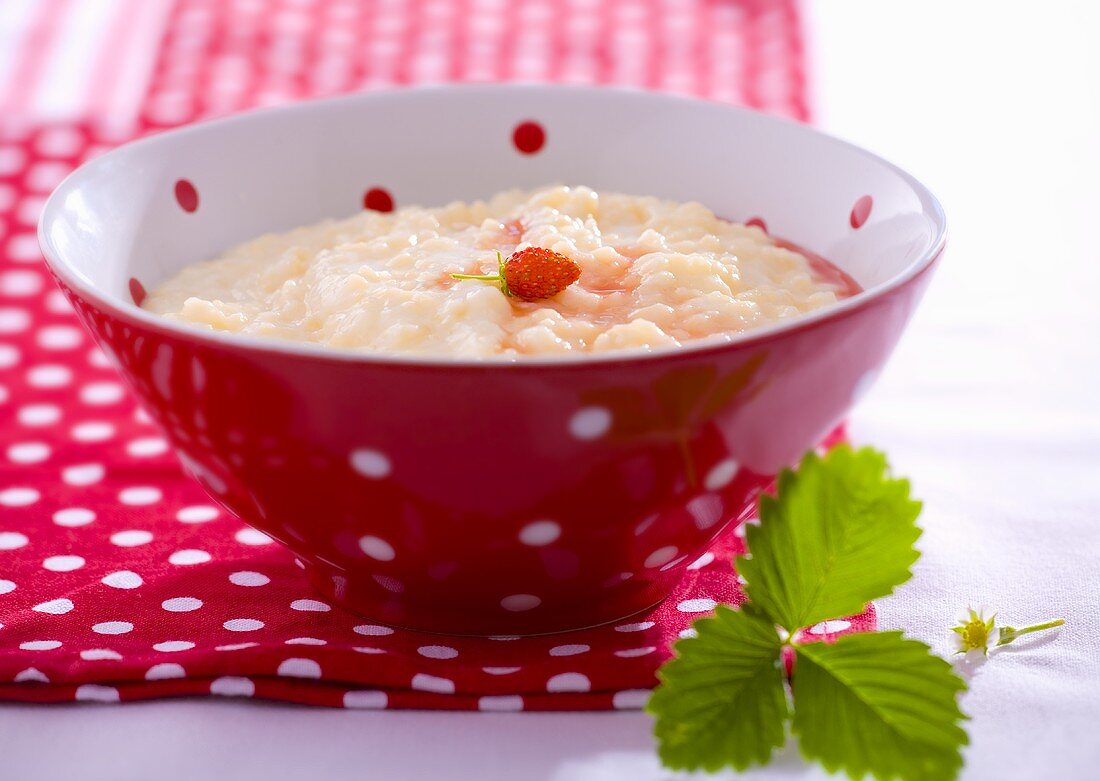 Vanilla rice pudding with strawberry sauce