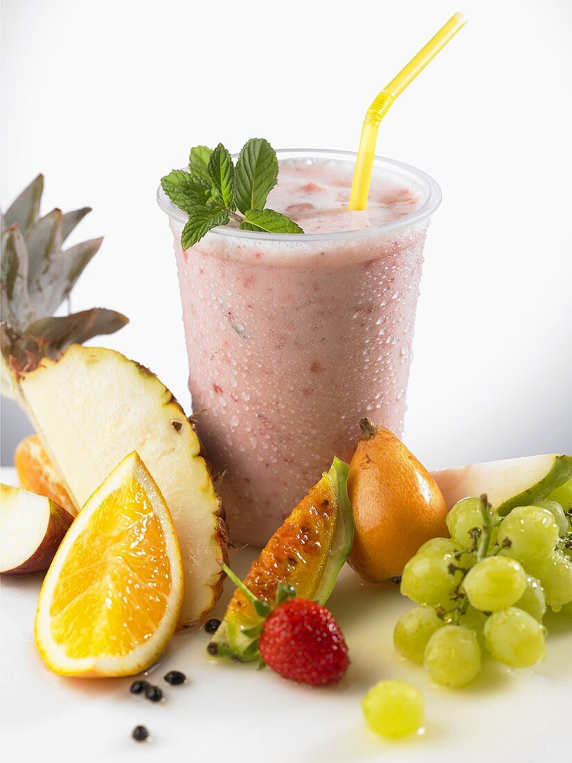 Erdbeersmoothie und frische Früchte