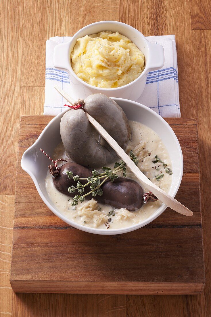 Leberwurst und Blutwurst in Kartoffel-Sauerkraut-Sauce
