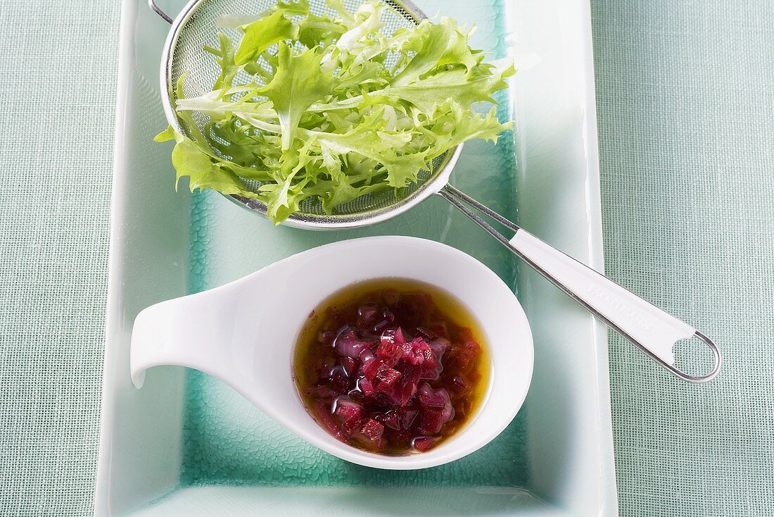 Rote-Bete-Vinaigrette und Salatblätter