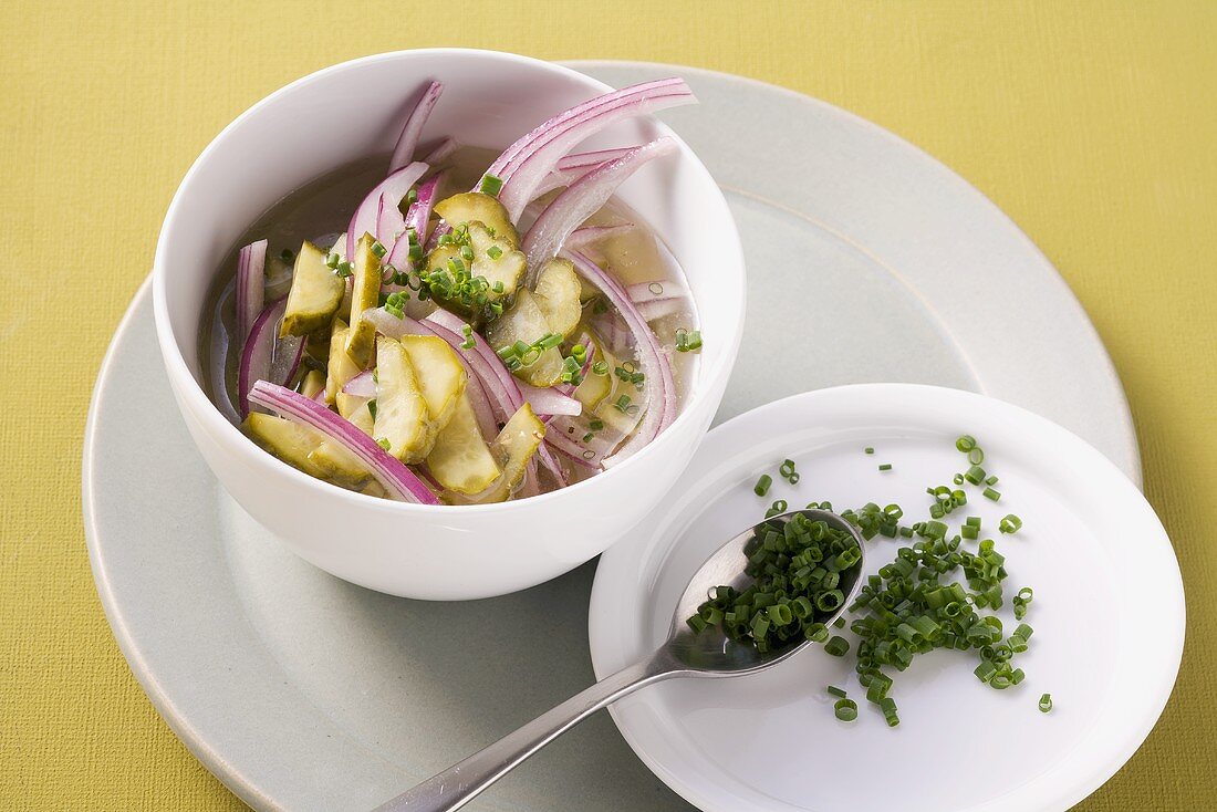 Zwiebel-Gurken-Dressing mit Schnittlauch