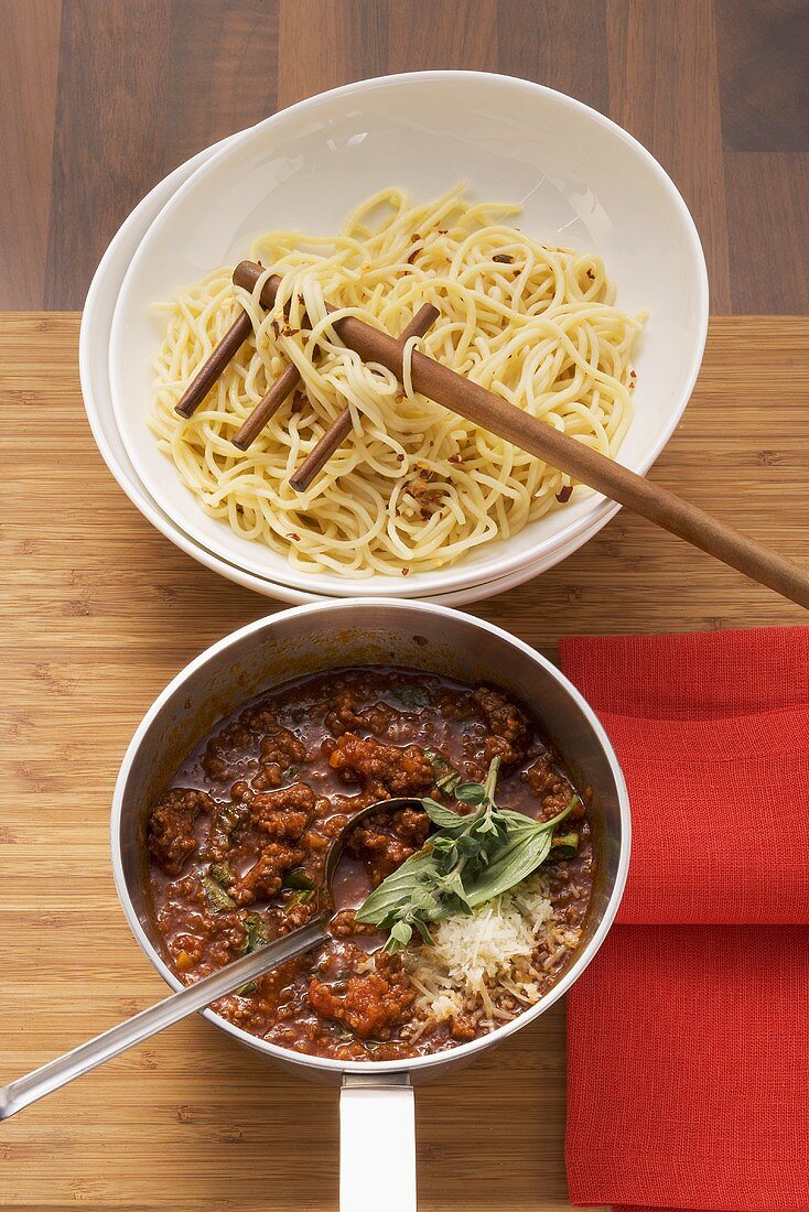 Bolognese sauce with oregango and spaghetti