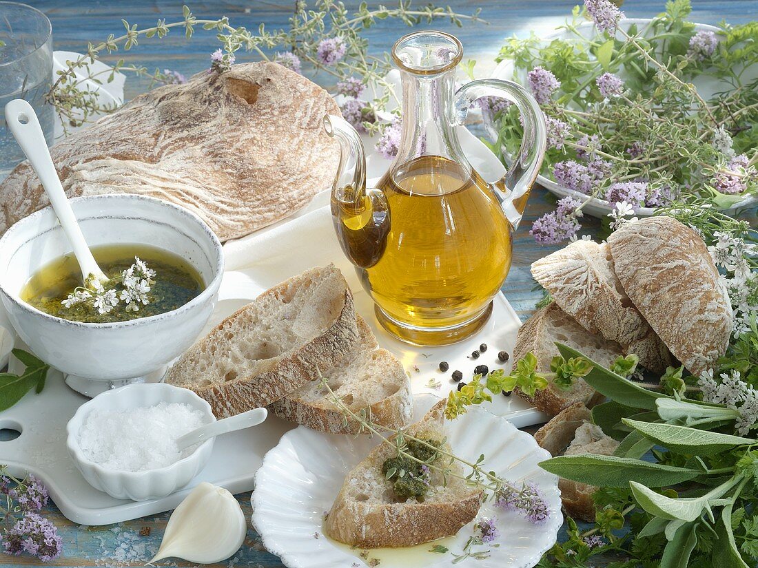 Stillleben mit Pesto, Kräutern, Olivenöl & Ciabatta