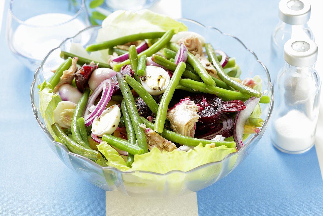 Bean salad with beetroot, tuna and quails' eggs