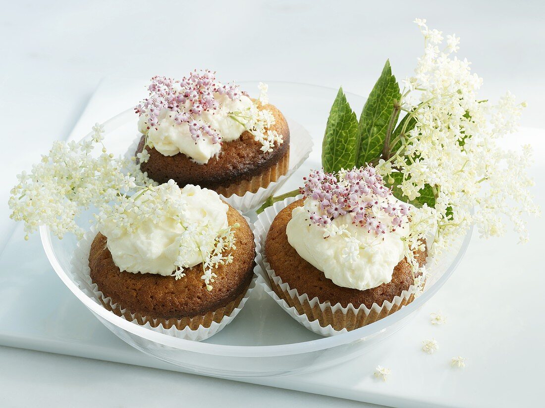 Elderflower cakes with cream