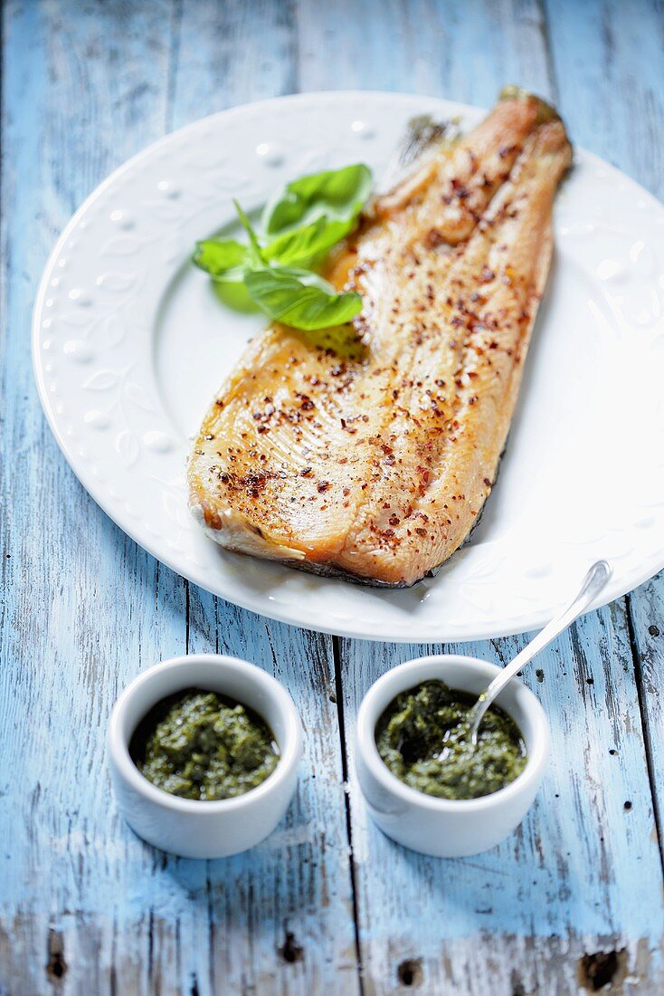 Gebratene Forelle mit rosa Pfeffer und Pesto