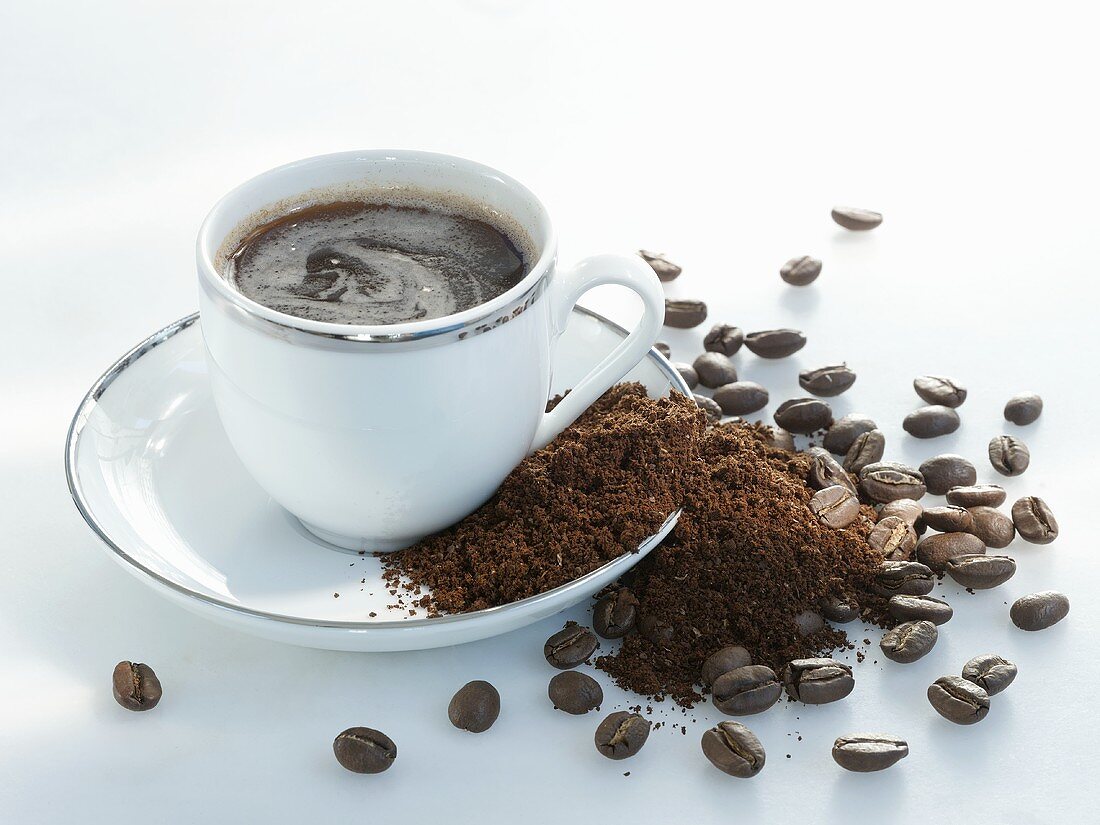 Eine Tasse Kaffee, Kaffeepulver, Kaffeebohnen