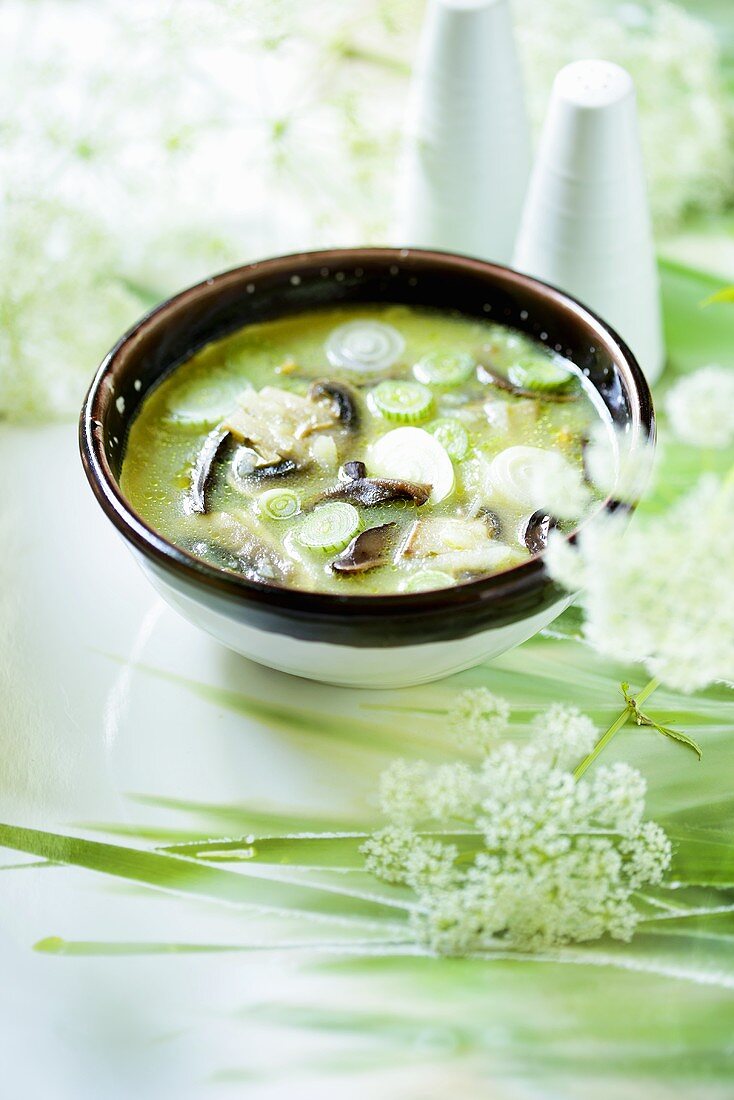 Senfsuppe mit Lauch und Shiitake