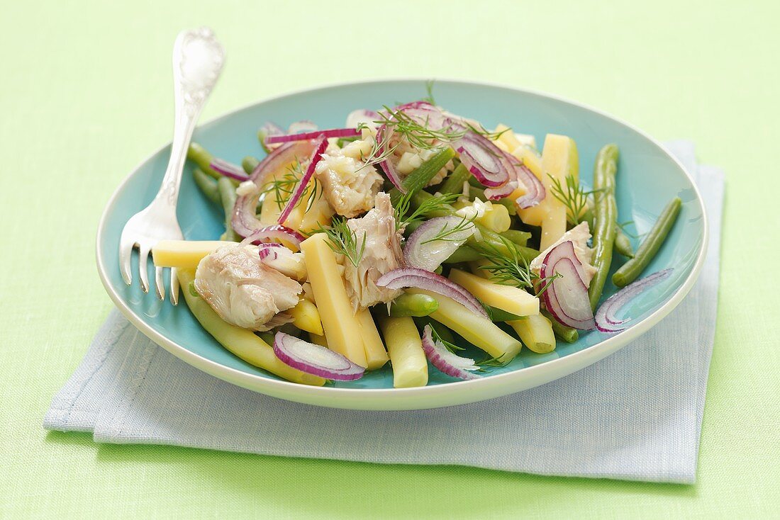 Bohnensalat mit geräucherter Makrele, Käse, Zwiebeln & Dill