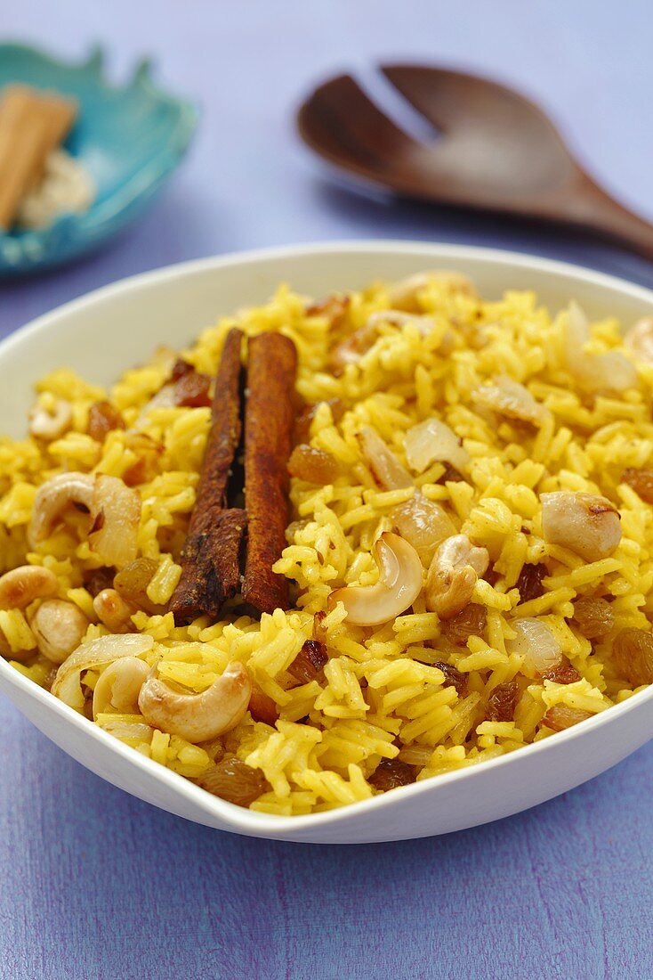 Curryreis mit Sultaninen und Cashewnüssen (Indien)