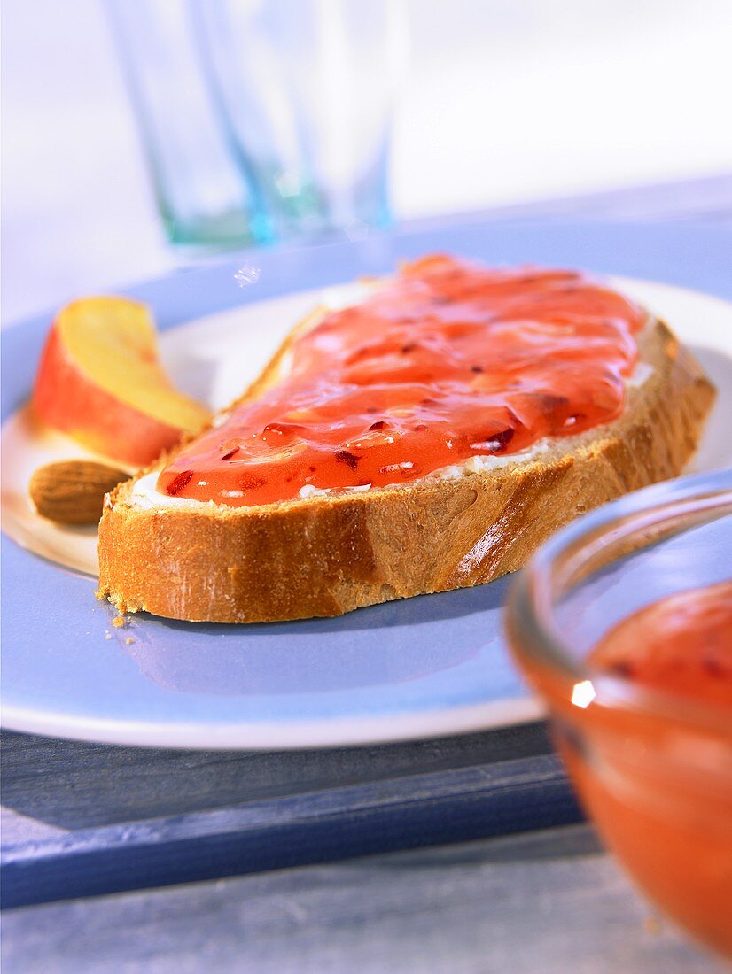 Cold-stirred nectarine jam with almonds