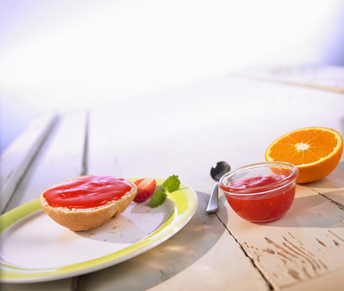 Cold-stirred strawberry and orange jam