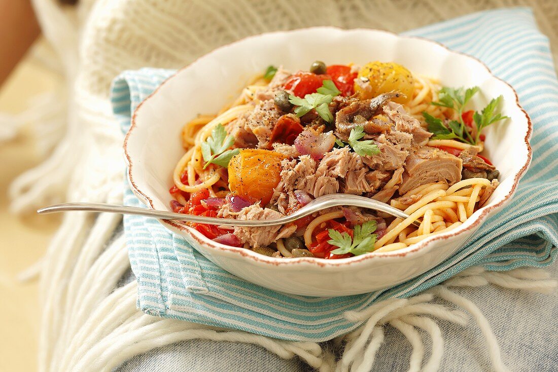 Spaghetti mit Thunifsch, Kirschtomaten, Anchovis und Kapern