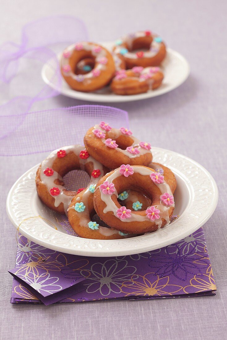 Doughnuts with icing sugar and sugar flowers