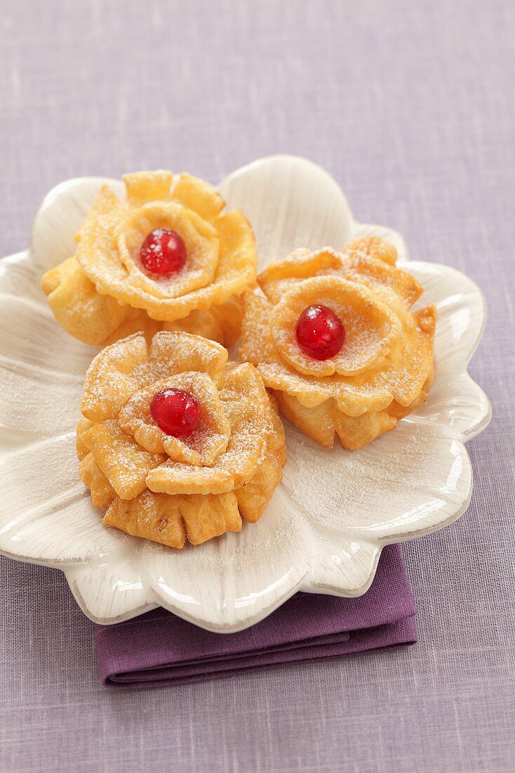 Frittiertes Faschingsgebäck mit kandierter Kirsche (Carnival roses)