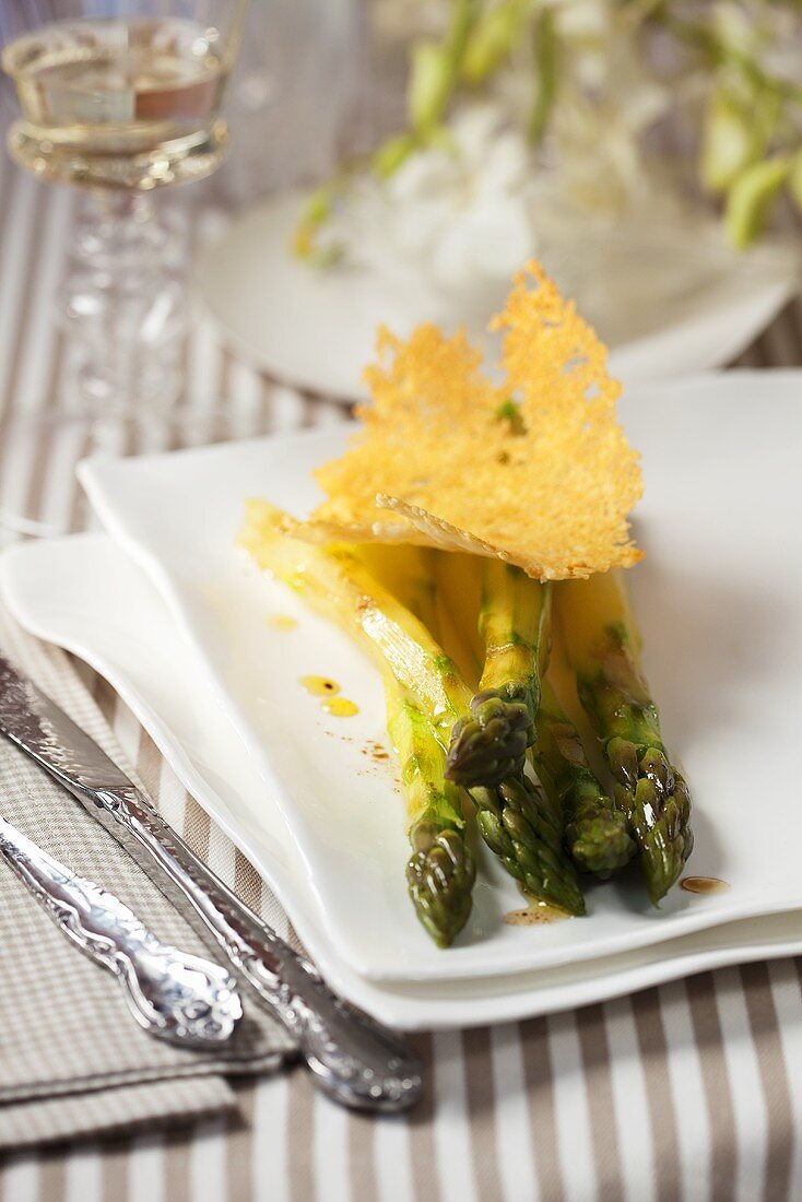 Green asparagus with parmesan chips