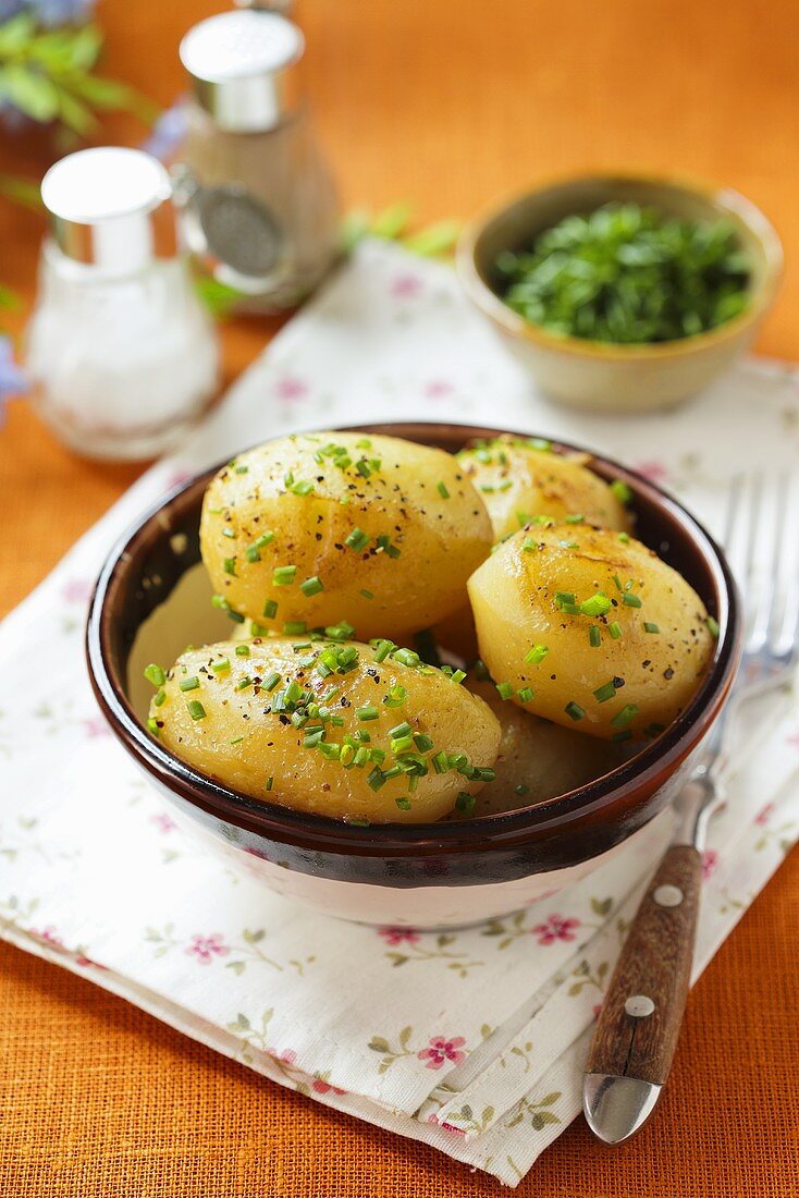 Fried potatoes with chives and pepper