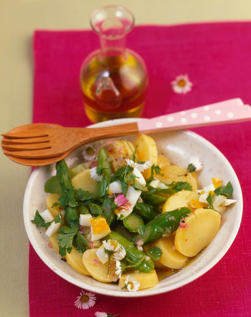 Kartoffelsalat mit grünem Spargel, Eiern & Gänseblümchen