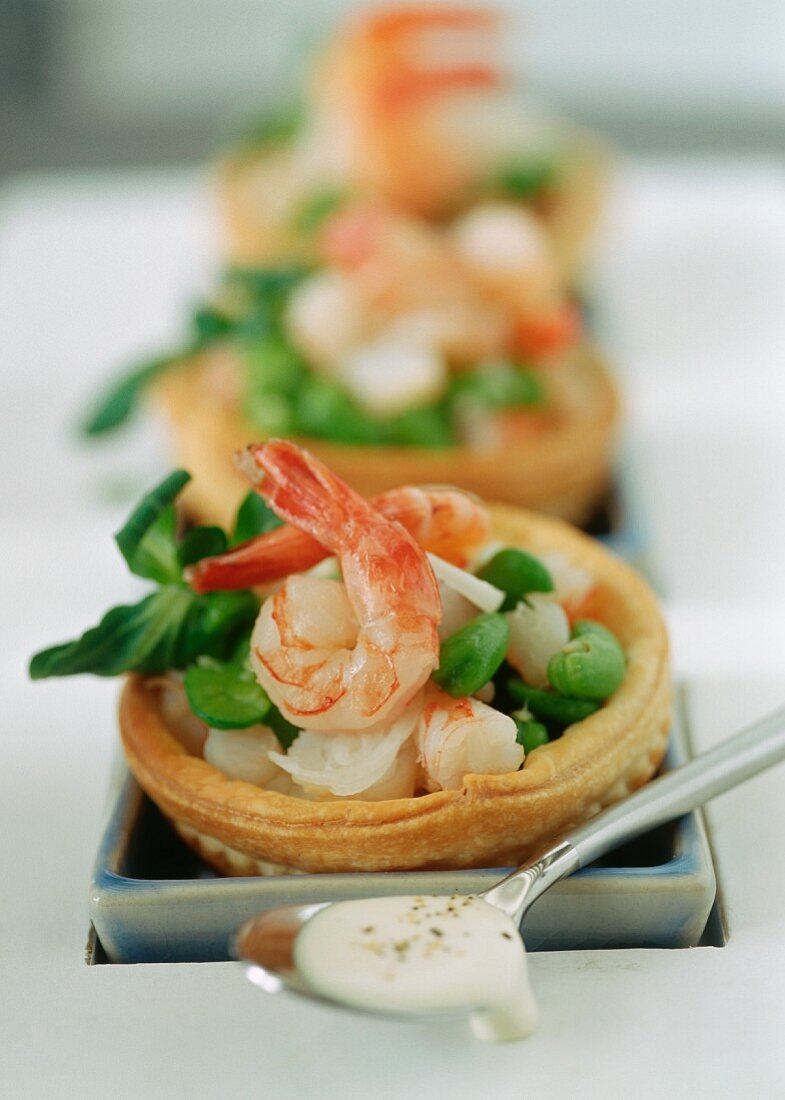 Mini tartlets filled with prawns and soya beans