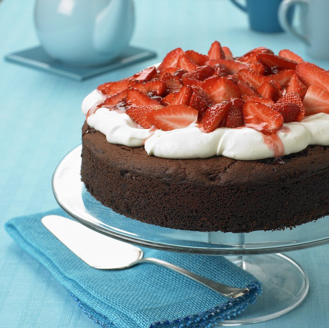 Schokoladenkuchen mit Sahen und Erdbeeren