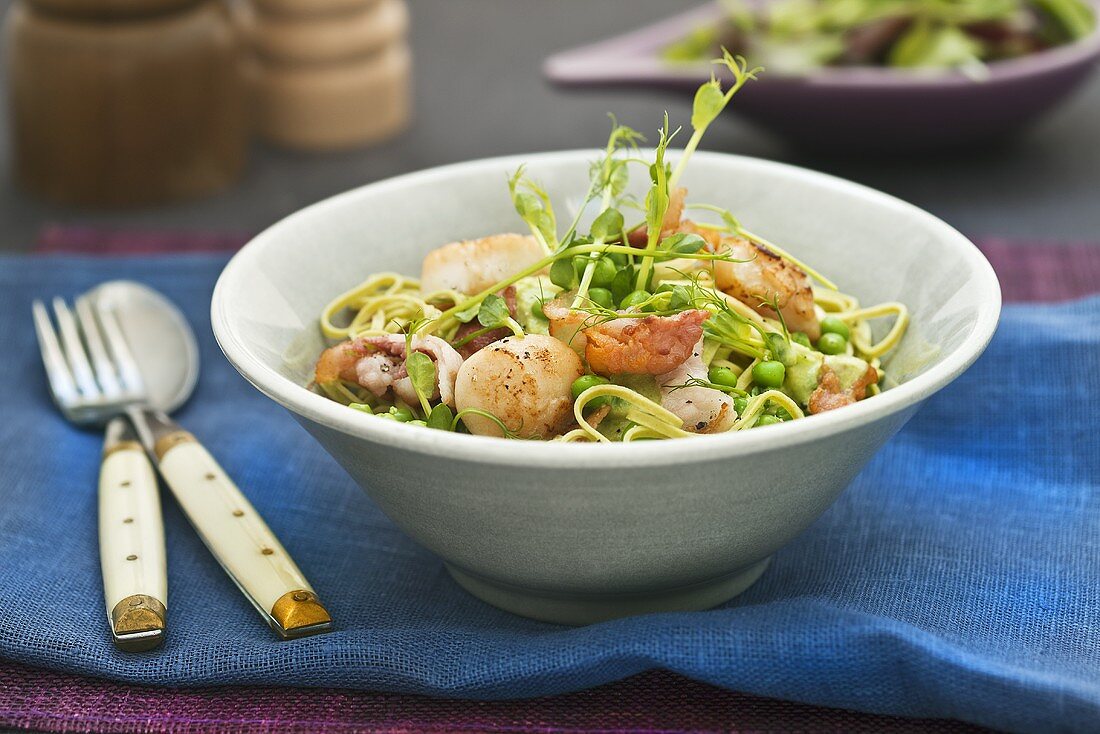 Noodles with shellfish, peas and bacon