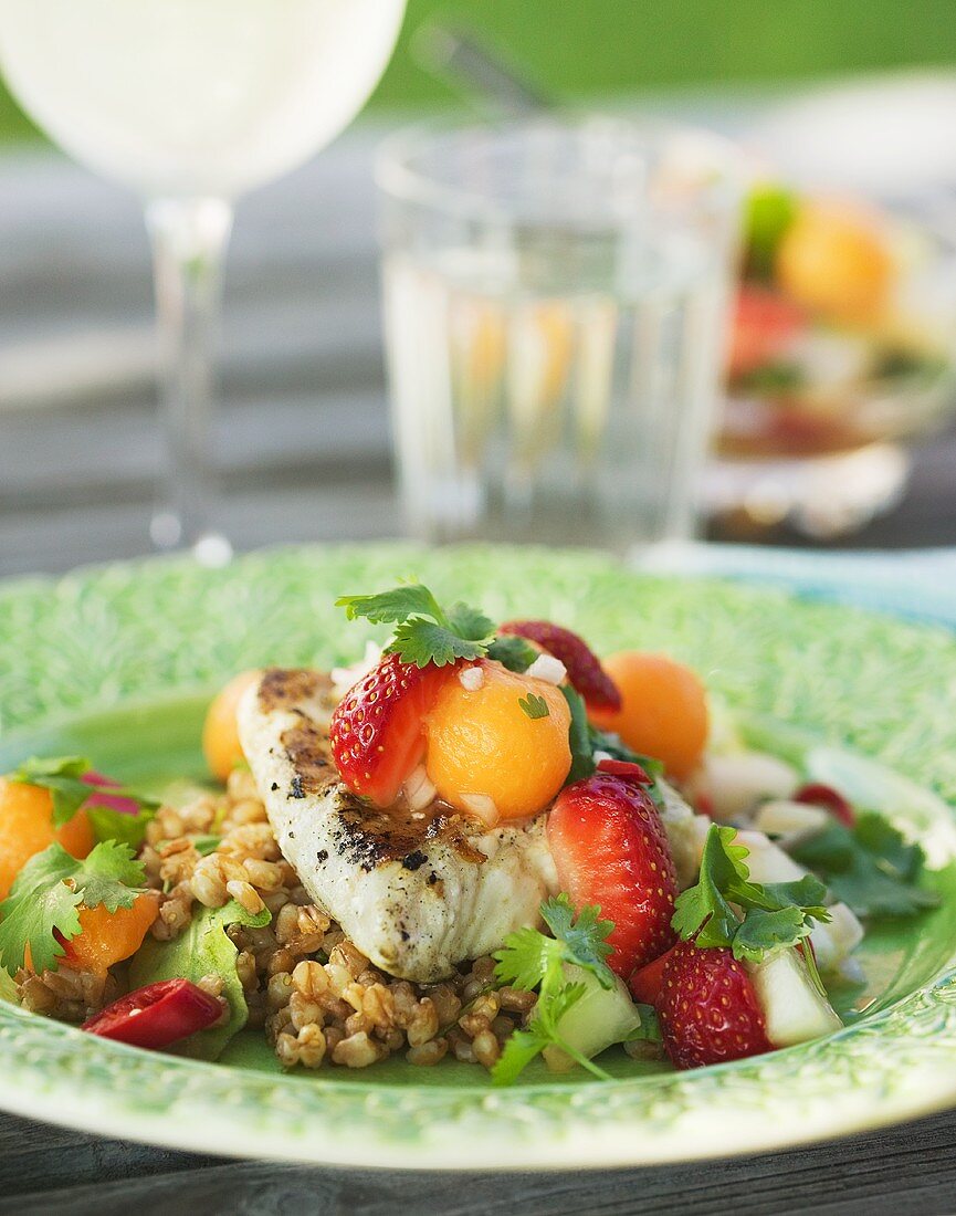 Gegrillter Kabeljau mit Erdbeeren und Melone auf Weizen