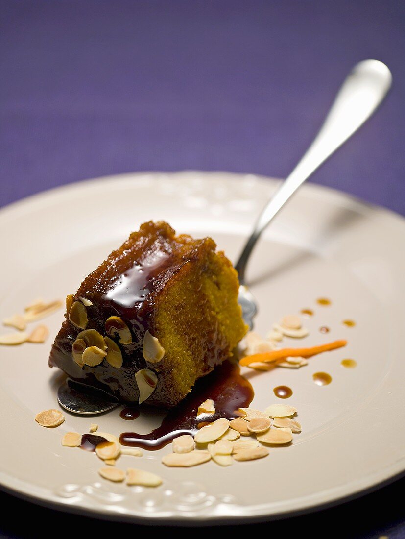 Karottenpudding mit Karamellsauce und Mandelblättchen