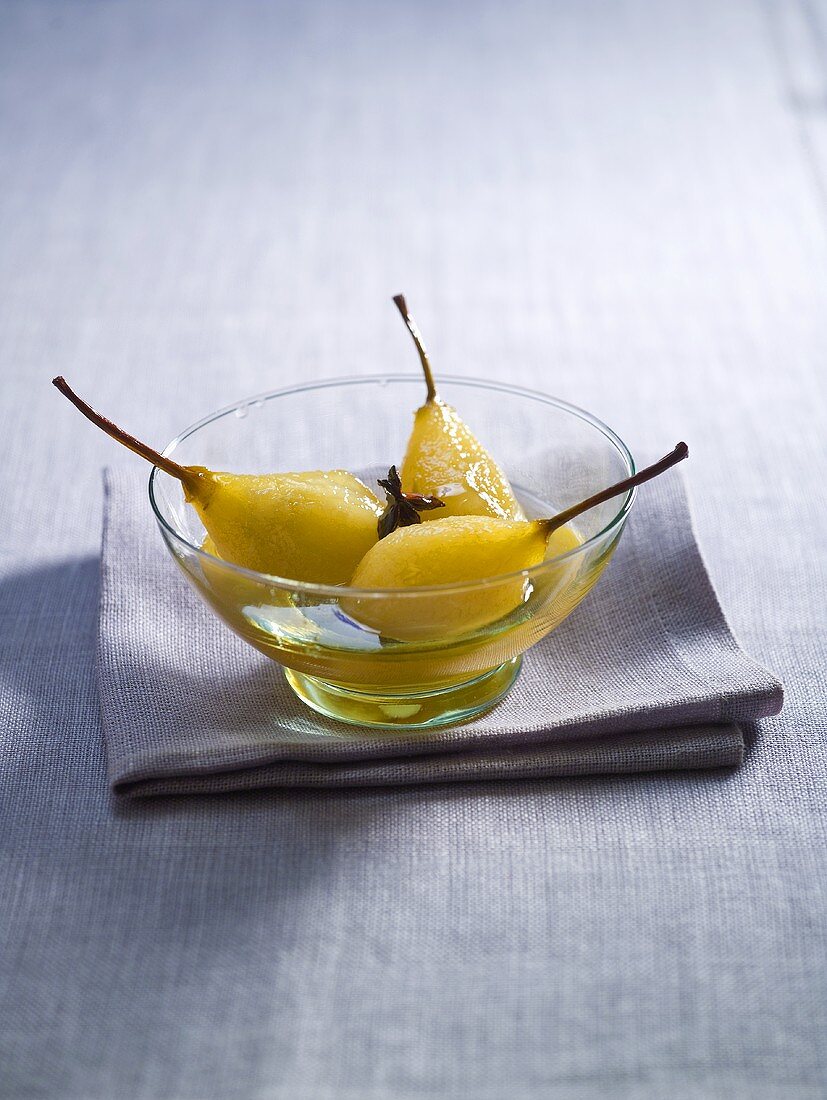 Poached pears in syrup