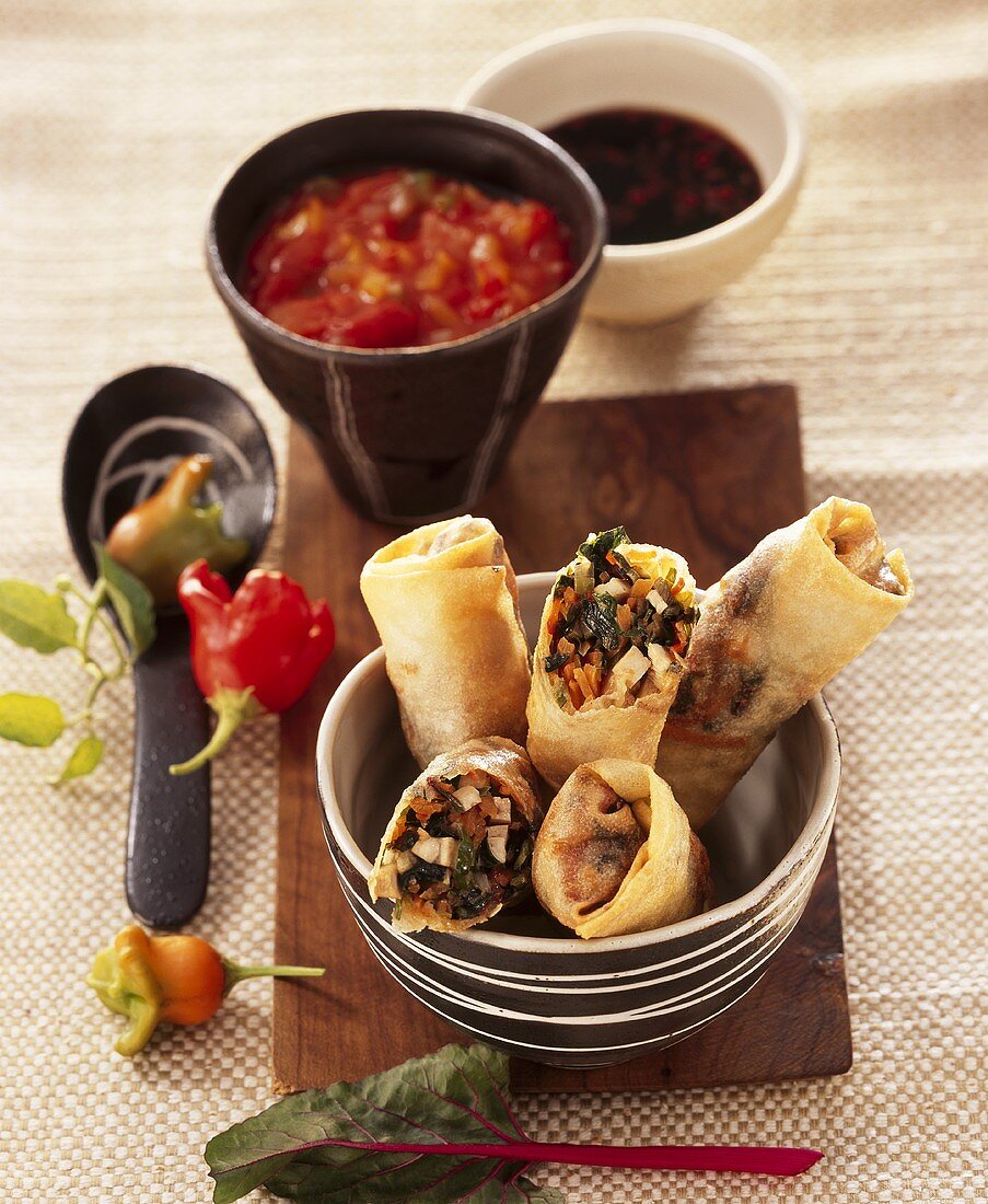 Spring rolls filled with chard, tomato and pepper sauce