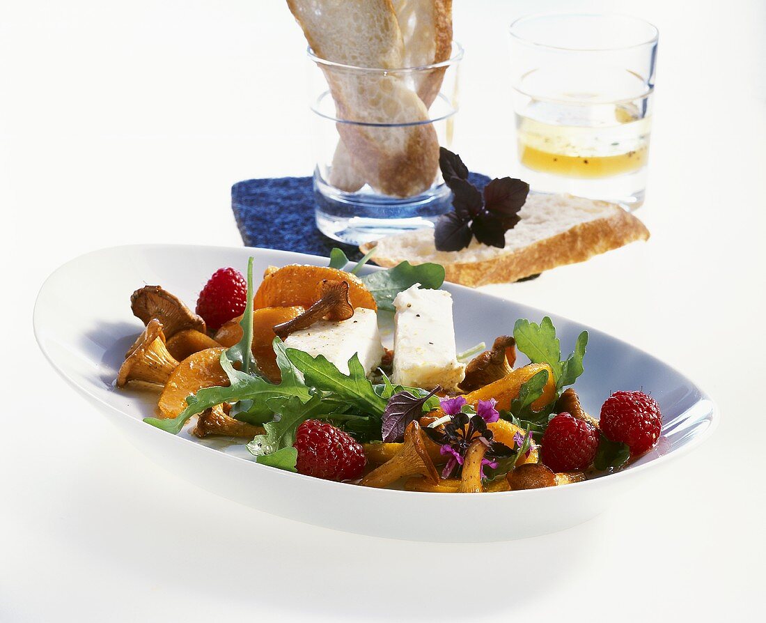 Lauwarmer Salat mit Kürbis, Pfifferlingen & Ziegenfrischkäse
