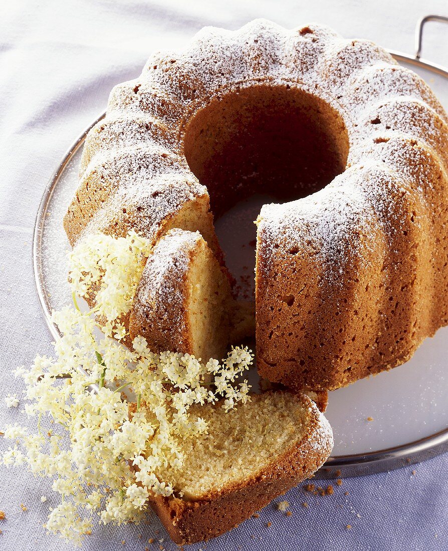 Gugelhupf mit Holunderblüten