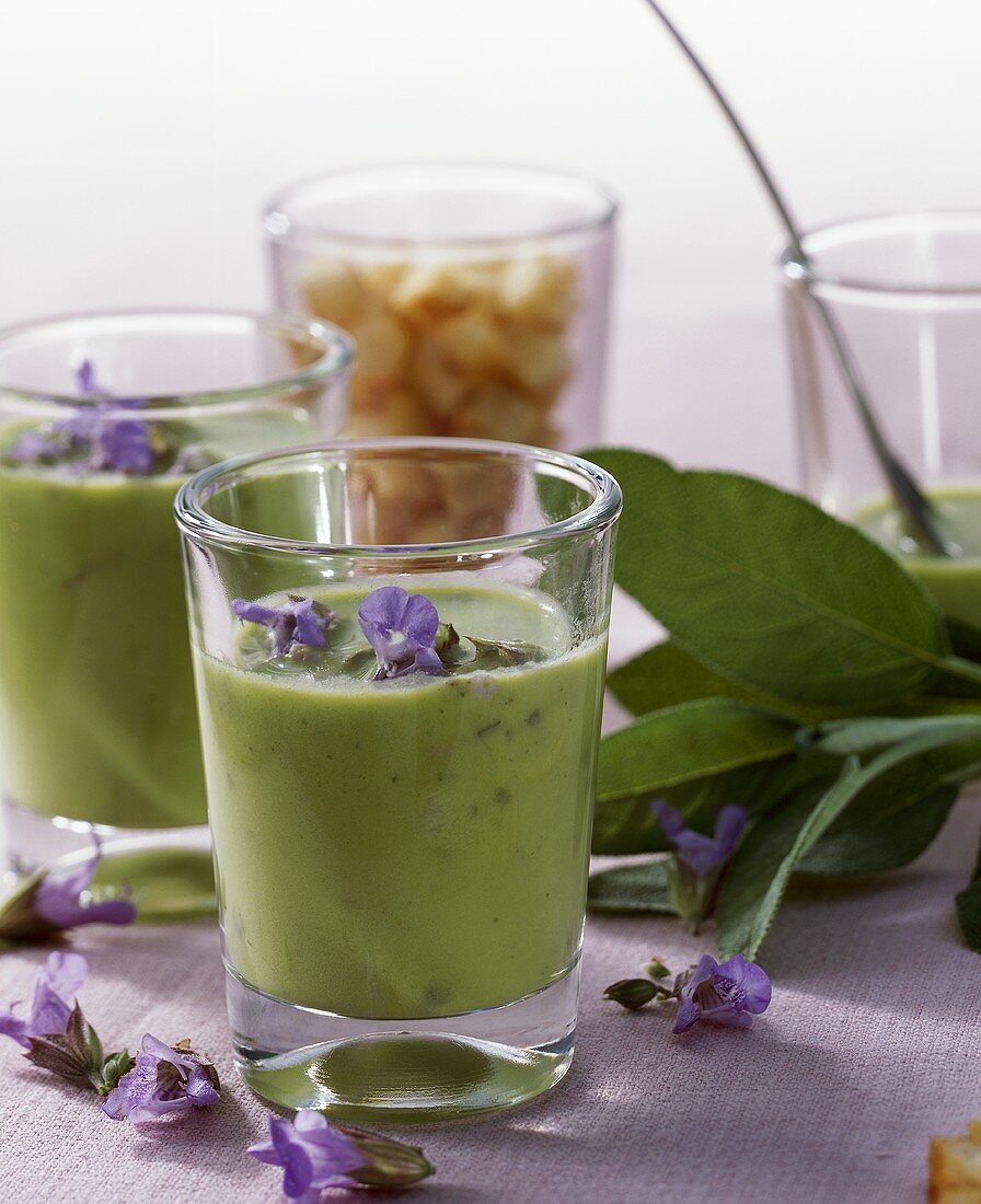 Erbsencremesuppe mit Salbei