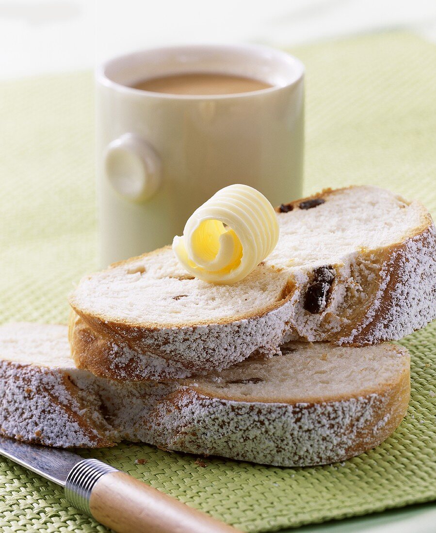 Hefezopf mit Butterröllchen