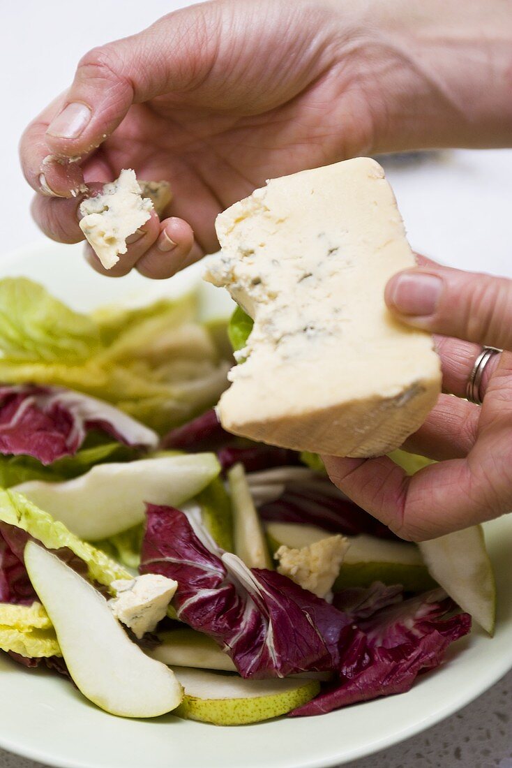 Salad leaves with pears and blue cheese