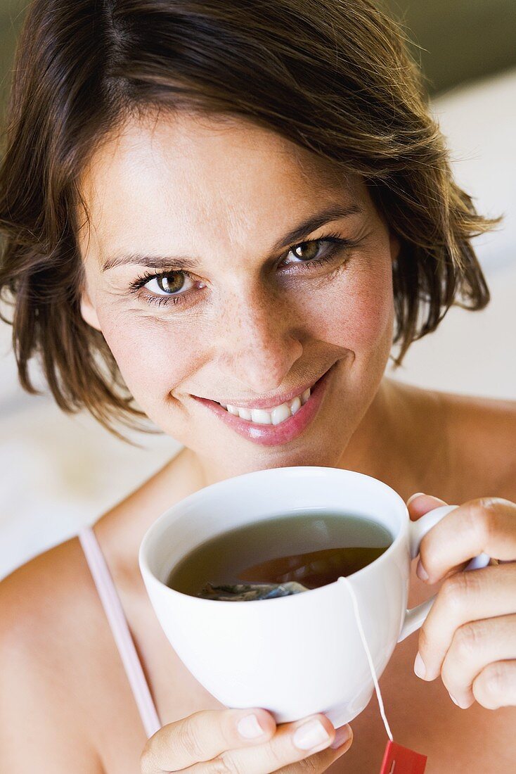 Junge Frau trinkt eine Tasse Tee