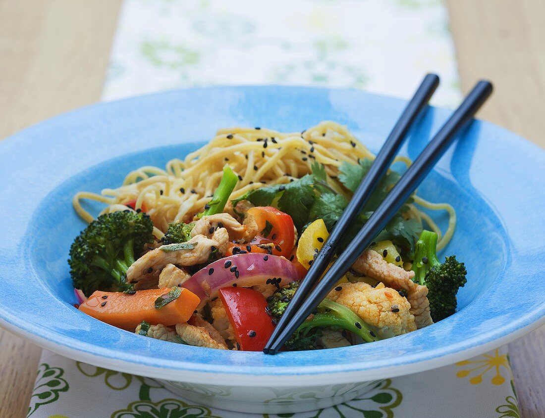 Nudeln mit Hähnchen und Gemüse aus dem Wok