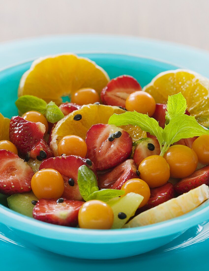 Fruchtsalat aus Erdbeeren und exotischen Früchten