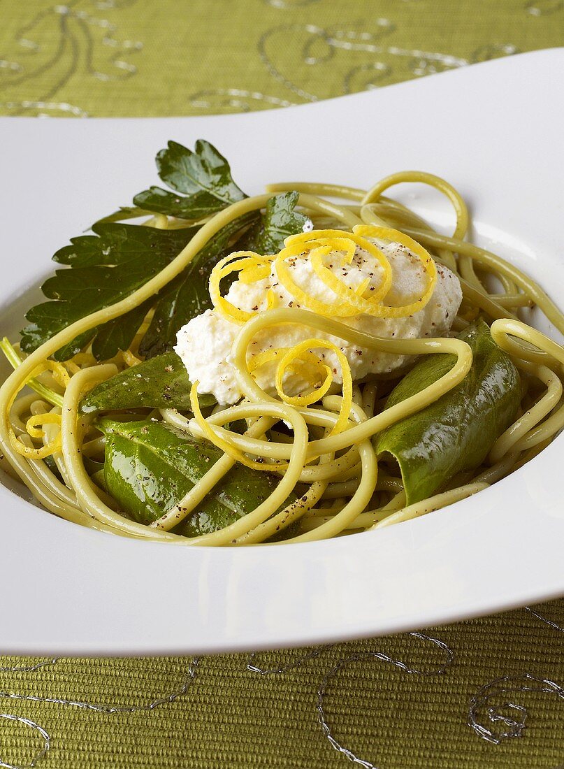 Grüne Spaghetti mit Spinat und Zitronen-Feta-Creme
