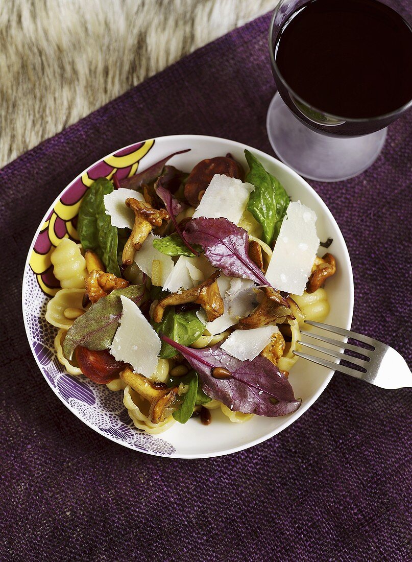 Pasta with chanterelles, spinach and Parmesan