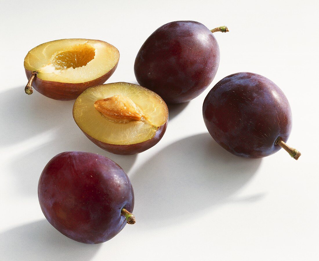 Whole and halved plums (variety: Lepotica)