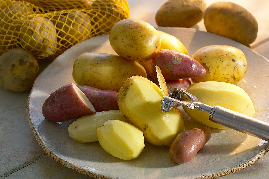 Kartoffeln, teilweise geschält