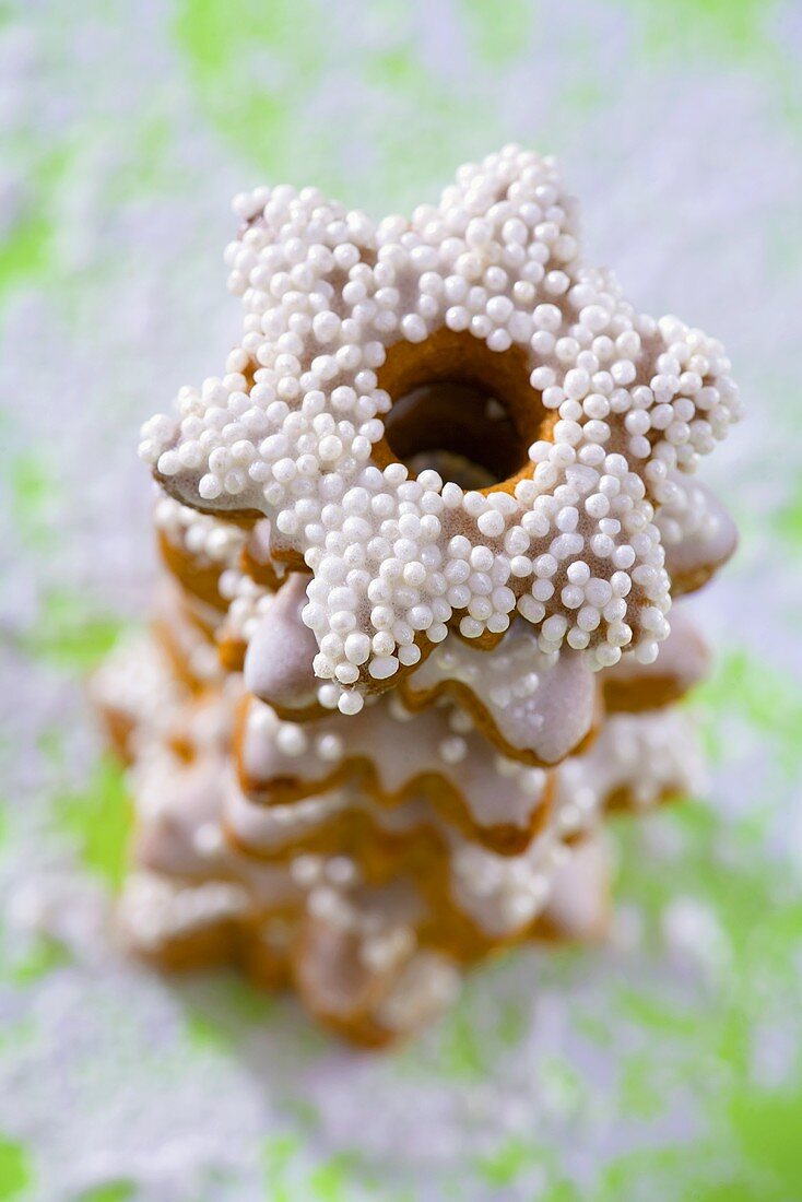 Sternplätzchen mit Zuckerglasur und Zuckerperlen