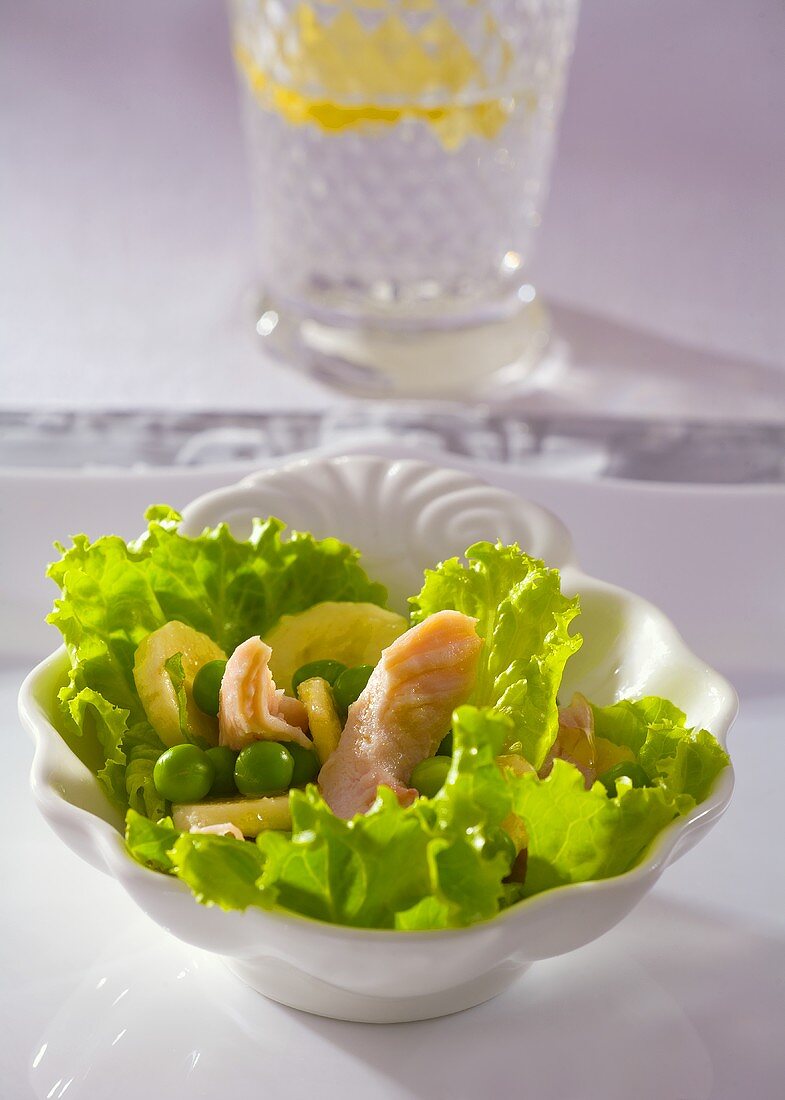 Lettuce with smoked chicken, bananas and peas